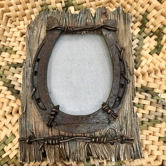 🎈🎈🎈Western horseshoe picture frame. Barb wire nails wood plank  rustic frame - Picture 2 of 9